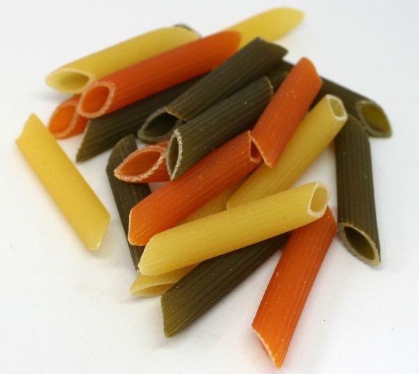 Pâtes penne tricolores BIO*. 5,90€/kg