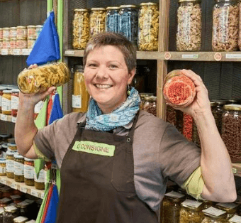 moi très fière dans mon épicerie durable